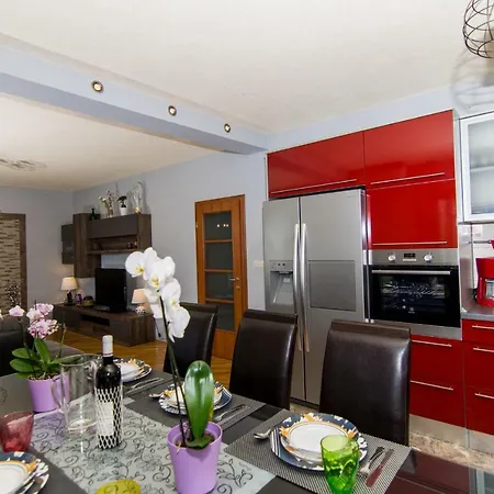 Flora Apartment