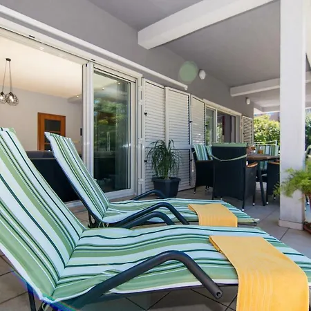 Flora Apartment